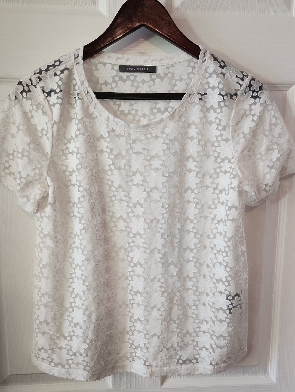 Suzy Shier White Floral Lace Short Sleeve Top Sz MED